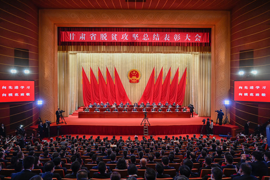 5-365英国上市官网副院长黄晓霞代表学院出席在甘肃省举行的甘肃省脱贫攻坚总结表彰大会.jpg